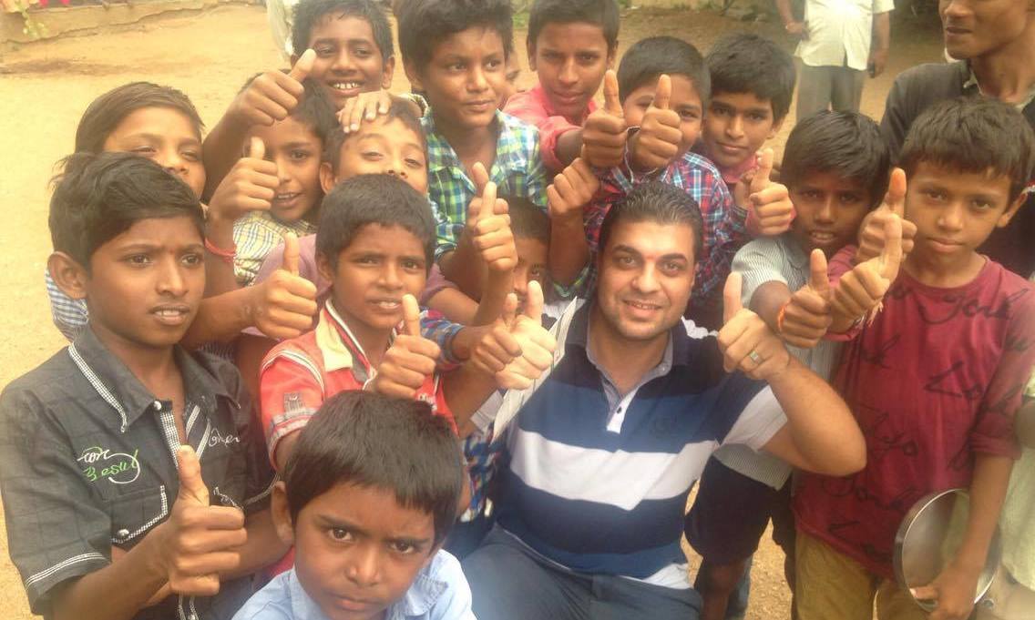 Volunteer in India with children